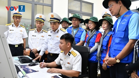 TP. Hồ Chí Minh trao 6,5 tỷ đồng quà tặng quân dân vùng biển Tây Nam