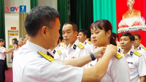 Vùng 2 Hải quân công bố và trao quyết định thăng quân hàm cho quân nhân