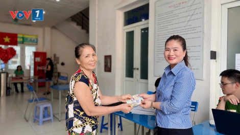 Người dân Hà Nội vui mừng nhận tiền quà Quốc khánh 2/9 