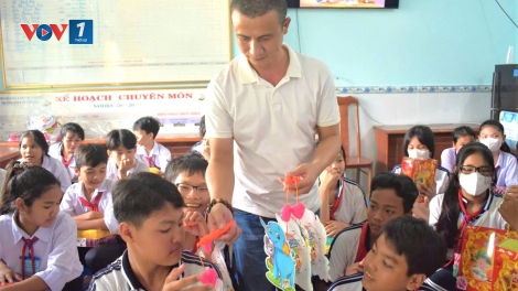 Cà Mau: Đại úy công an thắp sáng ước mơ học trò nghèo