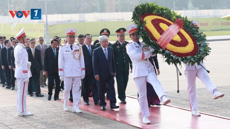 Đoàn đại biểu Đảng bộ MTTQ, các đoàn thể Trung ương vào Lăng viếng Chủ tịch Hồ Chí Minh.