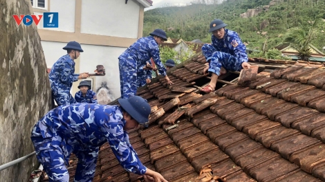 Vùng Cảnh sát biển 1 tích cực giúp dân khắc phục hậu quả bão số 10