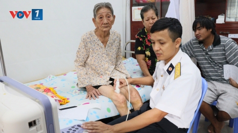 Vùng 5 Hải quân khám, cấp thuốc miễn phí cho hơn 300 lượt người dân xã Năm Căn