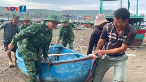 Bộ đội biên phòng Nghệ An hỗ trợ người dân phòng chống bão số 10