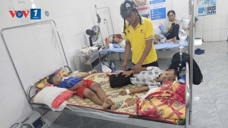 Xác minh thông tin hiệu phó không cho đưa học sinh bị ngộ độc đi cấp cứu
