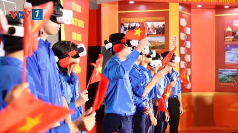 Người dân Quảng Ninh hào hứng “trở về thời khắc thiêng liêng” bằng VR và AI