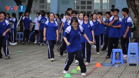 TP.HCM dự kiến hạn chế học sinh sử dụng điện thoại trong giờ ra chơi từ năm 2026