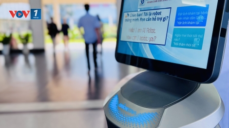 Bệnh viện Nhân dân Gia Định thử nghiệm robot hỗ trợ hướng dẫn người bệnh