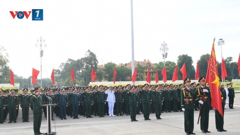 Đoàn đại biểu Điển hình tiên tiến Đại hội Thi đua Quyết thắng toàn quân lần thứ 11 báo công dâng Bác