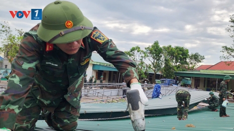 Hà Tĩnh: Cán bộ, chiến sĩ Bộ Chỉ huy Quân sự chung tay dựng lại trường lớp sau bão