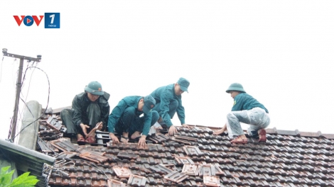 Huế khẩn trương giúp dân lợp lại nhà sau bão