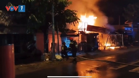 Cháy chợ lúc nửa đêm ở TP.HCM, tiểu thương bất lực nhìn tài sản bị thiêu rụi