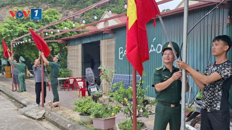 Quảng Ninh: Tặng 5.000 cờ Tổ quốc và 400 ảnh Bác Hồ cho người dân biên giới, hải đảo