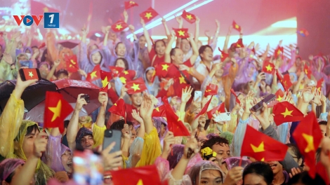 Hàng vạn người dân TP.HCM đội mưa xem pháo hoa mừng Quốc khánh