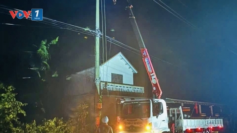 Ảnh hưởng bão số 10, hơn 230 ngàn khách hàng ở 54 xã phường tại miền Trung bị mất điện