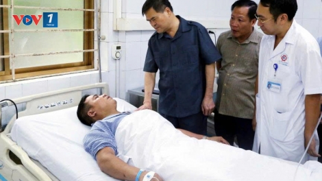 Chủ tịch UBND tỉnh Bùi Văn Khắng thăm, động viên công nhân trong vụ tai nạn lao động ngành than