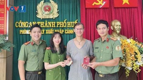 Huế: Trao trả tài sản cho du khách Nga trước giờ xuất cảnh