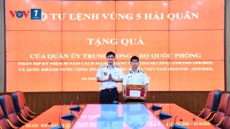 Trao quà của Quân ủy Trung ương, Bộ Quốc phòng cho các quân nhân Vùng 5 Hải quân