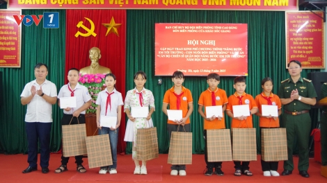 Trao kinh phí hỗ trợ học sinh vùng biên giới Cao Bằng