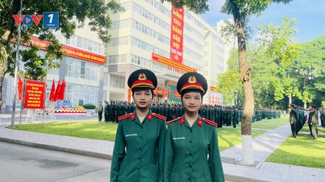 Cặp song sinh cùng đạt 30 điểm trong Lễ khai giảng tại Học viện Quân y