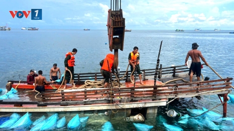 Biên phòng Cà Mau cứu hộ 2 tàu gặp nạn trên biển
