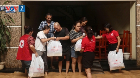 Trung ương Hội Chữ thập đỏ Việt Nam tiếp tục cứu trợ khẩn cấp người dân các bị ảnh hưởng bởi bão