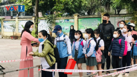 Hà Nội: Học sinh từ lớp 1 đến lớp 6 nô nức trở lại trường (6/4/2022)