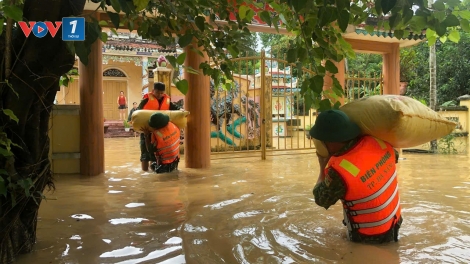 Bộ đội biên phòng thành phố Đà nẵng hỗ trợ nhân dân khắc phục mưa ngập