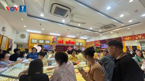 Giá vàng lập đỉnh, nhiều người dân ở TP.HCM xếp hàng mua vàng