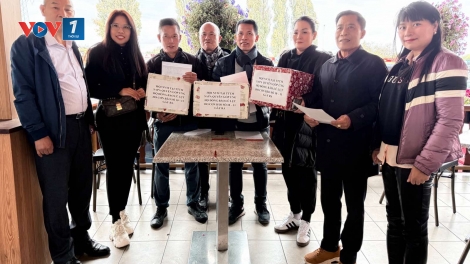 Hội Người Việt Nam tại TTTM Sapa ủng hộ đồng bào bị ảnh hưởng lũ lụt
