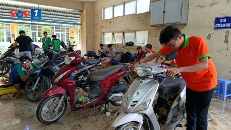 Tiếp sức người dân Huế sau mưa lũ