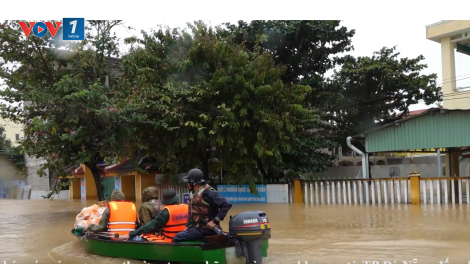 Tư lệnh Quân khu 5 kiểm tra công tác ứng cứu nhân dân vùng ngập lụt