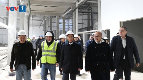 Phó Thủ tướng Bùi Thanh Sơn thăm Nhà máy chế biến sữa tươi sạch của Tập đoàn TH tại tỉnh Kaluga