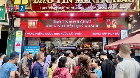 Vàng nhẫn, vàng miếng 'cháy hàng', nhiều người dân vẫn xếp hàng chờ 