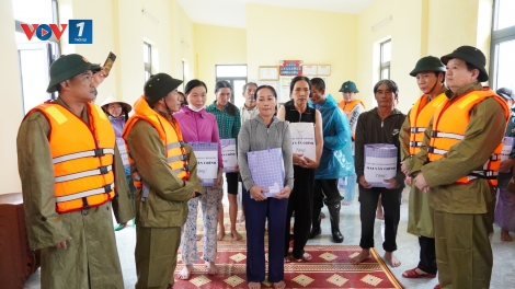 Phó Thủ tướng Mai Văn Chính tặng quà người dân vùng rốn lũ Quảng Trị