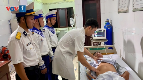 Đảo Trường Sa cấp cứu kịp thời ngư dân bị giảm áp sau khi lặn sâu