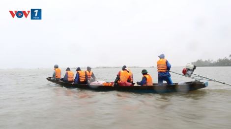 Đảm bảo an toàn cho bà con vùng ngập lụt chia cắt ở thành phố Huế