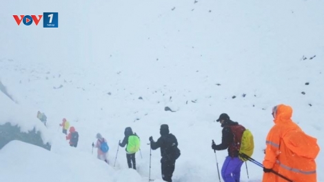 Trung Quốc giải cứu hàng trăm người bị mắc kẹt trên đỉnh Everest do bão tuyết