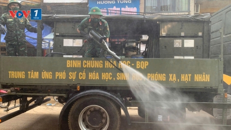 Quân đội dùng xe đặc chủng phun khử khuẩn, ngăn dịch bùng phát tại Thái Nguyên