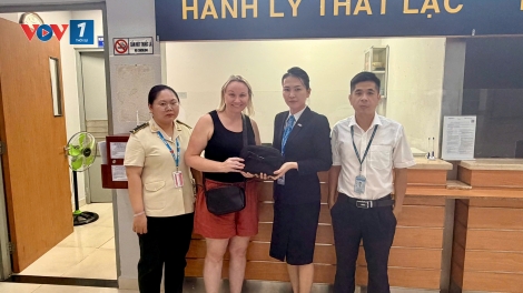 An Giang: nhân viên dọn vệ sinh máy bay trả lại 2.370 đô la Úc và 4 hộ chiếu cho du khách