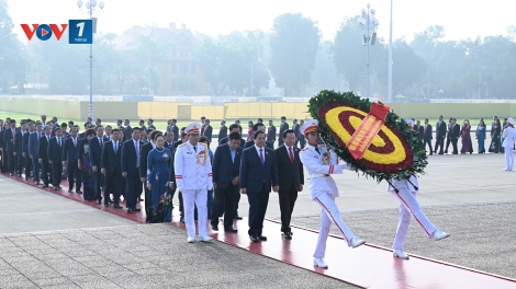 Đoàn đại biểu dự Đại hội Đảng bộ Chính phủ vào Lăng viếng Chủ tịch Hồ Chí Minh