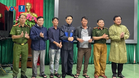 Khen thưởng 3 cá nhân dũng cảm cứu người ở Cửa Việt