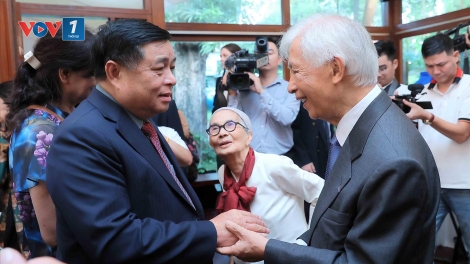 Vợ chồng Giáo sư Trần Thanh Vân và Giáo sư Lê Kim Ngọc nhận huân chương cao quý nhất của nước Pháp