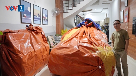Người dân Đà Nẵng dùng bạt bọc kín ô tô trong nhà phòng mưa bão
