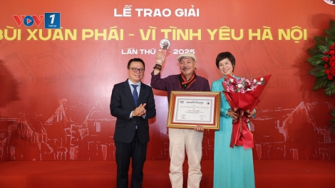 Nhạc sĩ Trần Tiến nhận giải thưởng Bùi Xuân Phái - Vì tình yêu Hà Nội