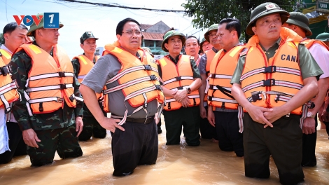 Thủ tướng thị sát vùng lũ Thái Nguyên, thăm hỏi động viên người dân 
