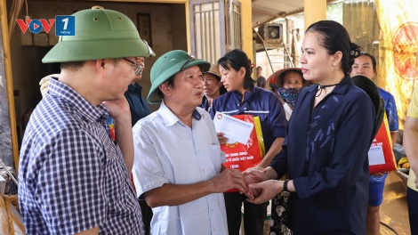 Phó Chủ tịch UBTƯ MTTQ Việt Nam Hà Thị Nga thăm hỏi và trao hỗ trợ nhân dân tỉnh Thái Nguyên