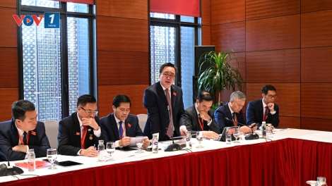 Đại hội Đảng bộ Chính phủ lần thứ I thảo luận tại tổ về các dự thảo văn kiện