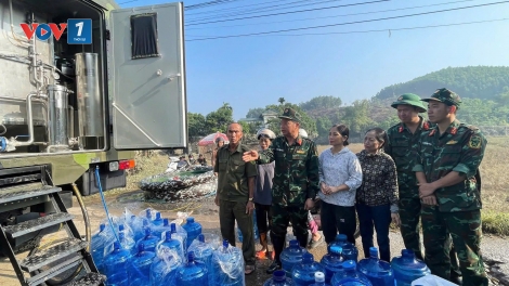 Bộ đội cấp nước sạch giúp dân vùng lũ Thái Nguyên