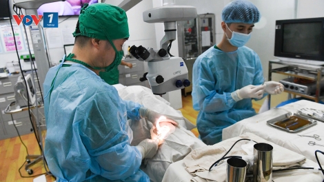 Mổ mắt miễn phí cho Mẹ Việt Nam anh hùng và hàng ngàn người có hoàn cảnh khó khăn